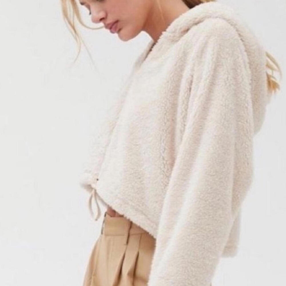 NWT URBAN OUTFITTERS Cropped Sherpa Teddy Fuzzy Hoodie Sweatshirt Drawstring - Picture 2 of 8